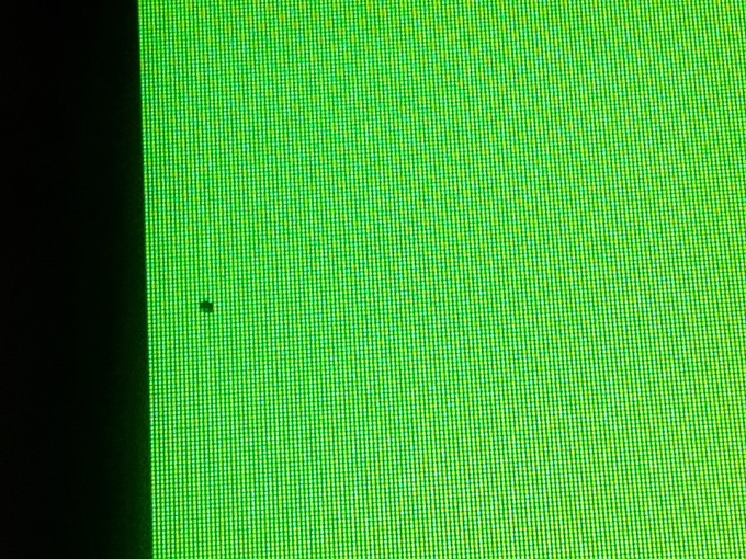 Come si verificano punti cattivi o scuri sullo schermo del display?