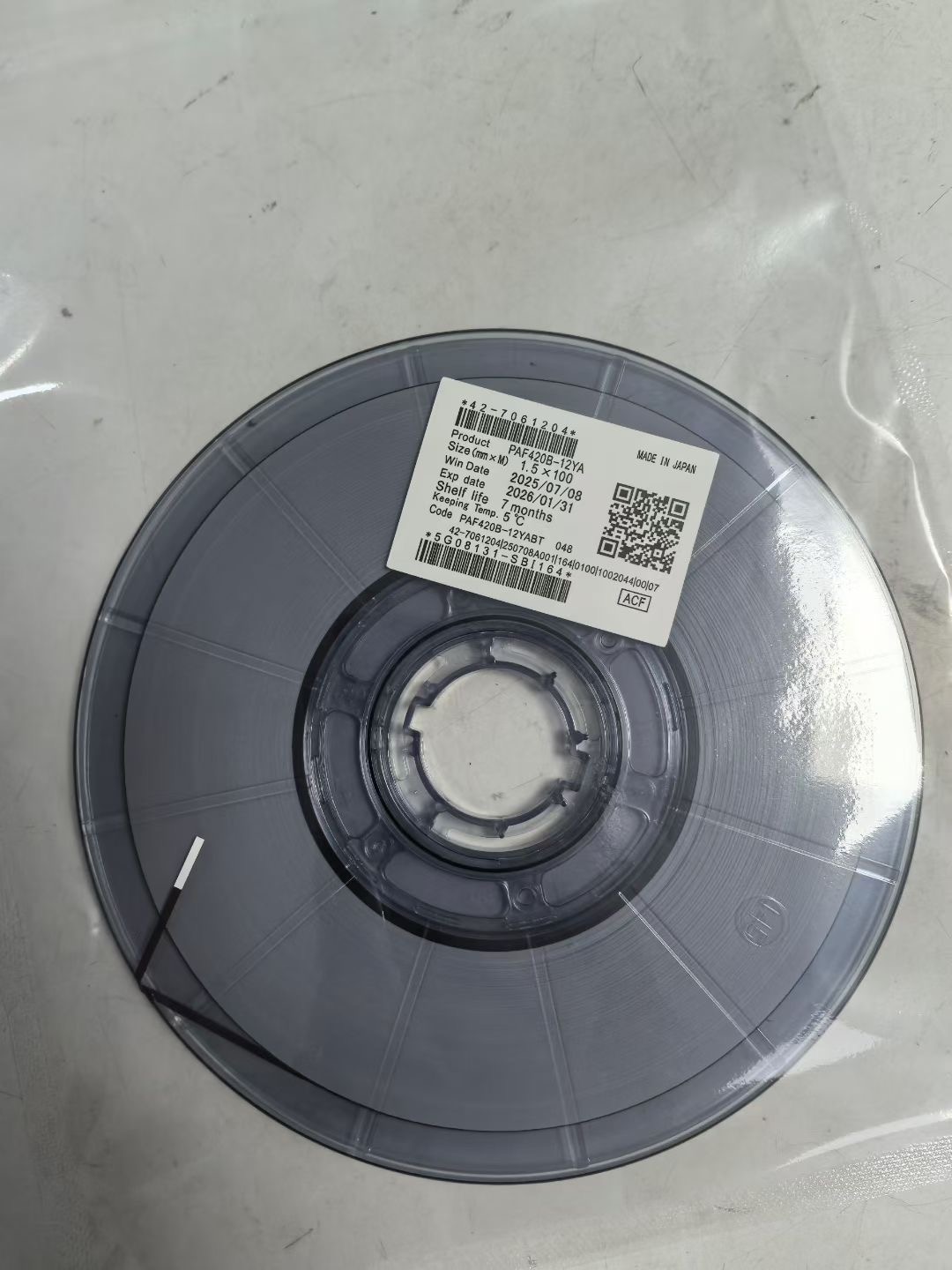 L'ACF (film conduttivo anisotropico) è un materiale chiave indispensabile nella produzione di schermi LCD.