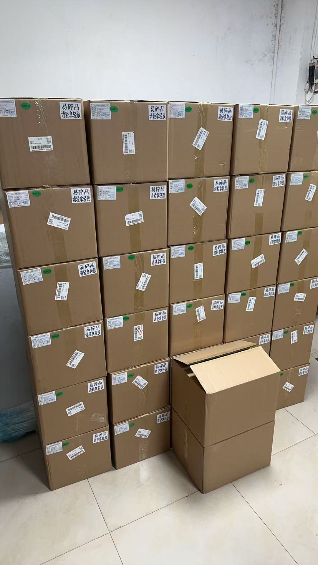 20.000 schermi LCD da 3,5 pollici consegnati puntualmente a un cliente di Singapore.